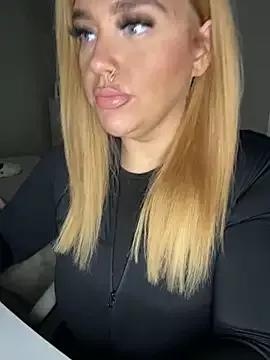 Discover our girls online shows and discover the company of countless livestreamers, with stunning shapes, sex toys and more.