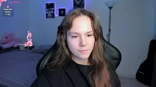 Discover our girls online shows and discover the company of countless livestreamers, with stunning shapes, sex toys and more.