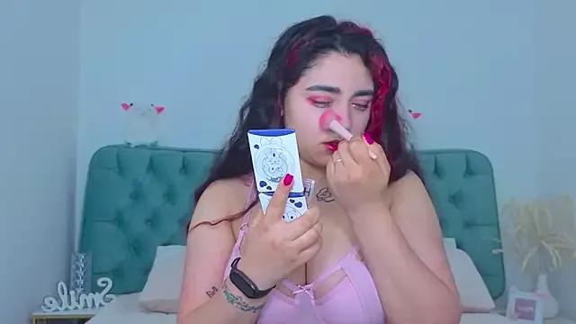 Discover our girls online shows and discover the company of countless livestreamers, with stunning shapes, sex toys and more.