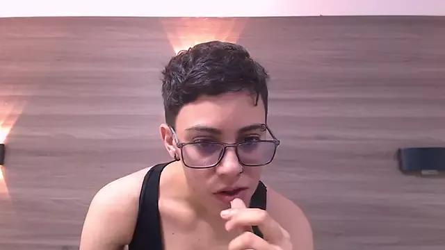 Discover our girls online shows and discover the company of countless livestreamers, with stunning shapes, sex toys and more.