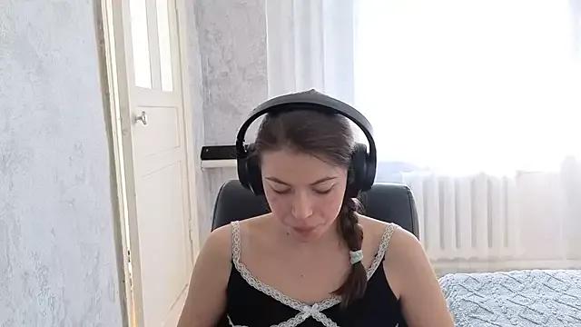 Discover our girls online shows and discover the company of countless livestreamers, with stunning shapes, sex toys and more.