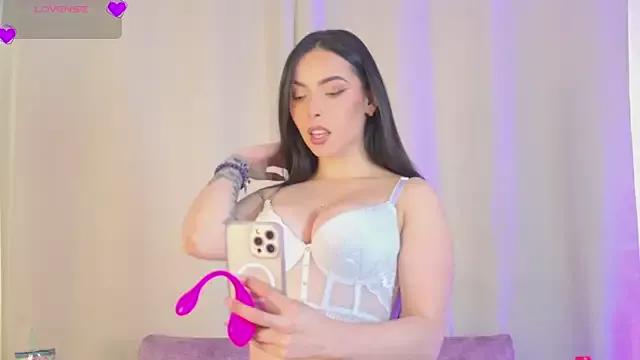 Discover our girls online shows and discover the company of countless livestreamers, with stunning shapes, sex toys and more.