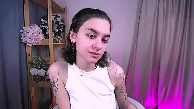 Discover our girls online shows and discover the company of countless livestreamers, with stunning shapes, sex toys and more.
