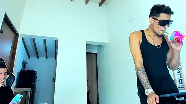 Discover our girls online shows and discover the company of countless livestreamers, with stunning shapes, sex toys and more.