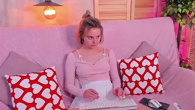 Discover our girls online shows and discover the company of countless livestreamers, with stunning shapes, sex toys and more.