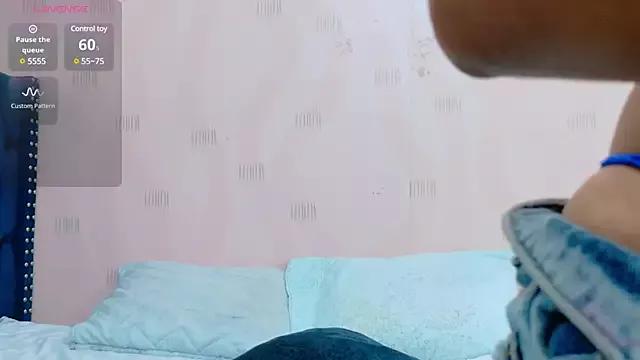 Discover our girls online shows and discover the company of countless livestreamers, with stunning shapes, sex toys and more.