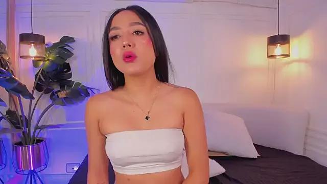 Discover our girls online shows and discover the company of countless livestreamers, with stunning shapes, sex toys and more.