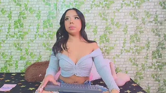 Discover our girls online shows and discover the company of countless livestreamers, with stunning shapes, sex toys and more.