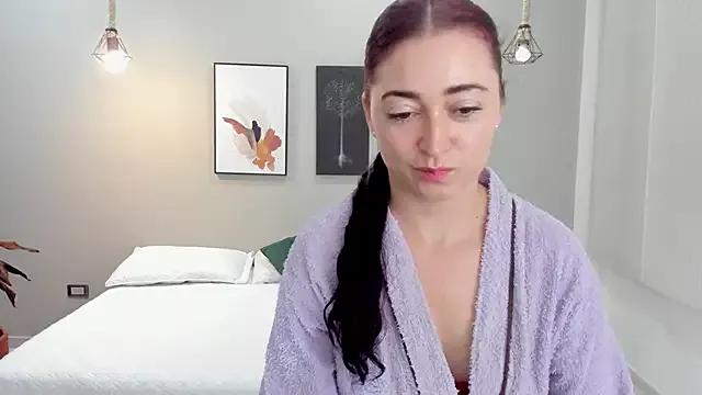 Discover our girls online shows and discover the company of countless livestreamers, with stunning shapes, sex toys and more.