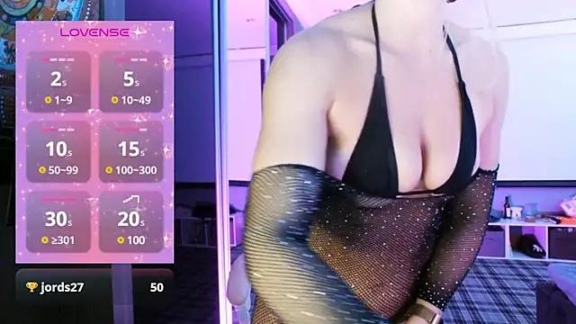 Discover our girls online shows and discover the company of countless livestreamers, with stunning shapes, sex toys and more.