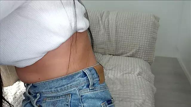 Discover our girls online shows and discover the company of countless livestreamers, with stunning shapes, sex toys and more.