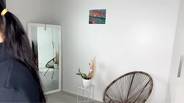 Discover our girls online shows and discover the company of countless livestreamers, with stunning shapes, sex toys and more.
