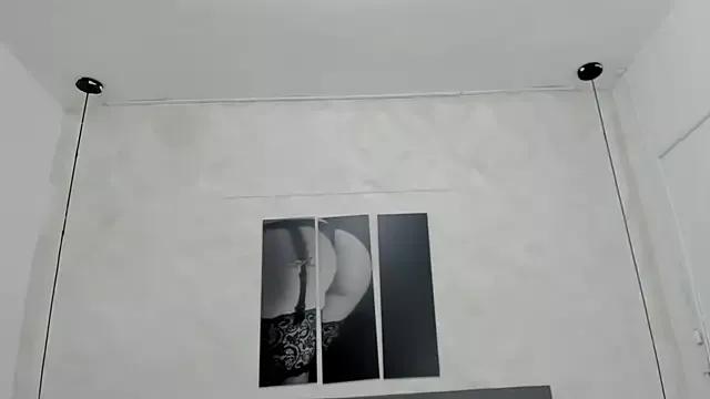 Discover our girls online shows and discover the company of countless livestreamers, with stunning shapes, sex toys and more.