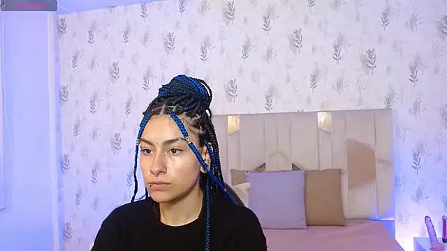 Discover our girls online shows and discover the company of countless livestreamers, with stunning shapes, sex toys and more.