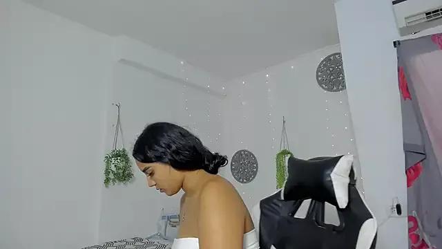 Discover our girls online shows and discover the company of countless livestreamers, with stunning shapes, sex toys and more.