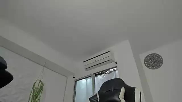 Discover our girls online shows and discover the company of countless livestreamers, with stunning shapes, sex toys and more.