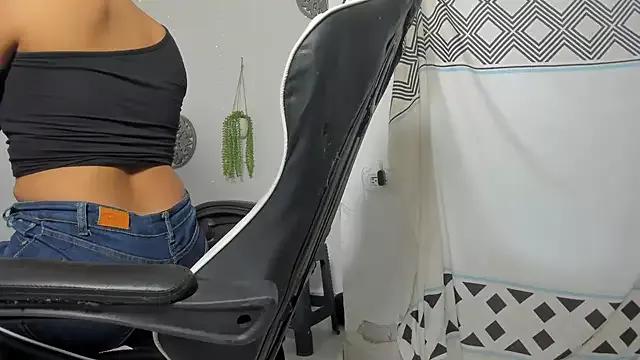 Discover our girls online shows and discover the company of countless livestreamers, with stunning shapes, sex toys and more.