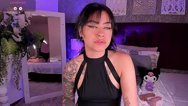 Discover our girls online shows and discover the company of countless livestreamers, with stunning shapes, sex toys and more.