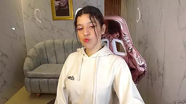 Discover our girls online shows and discover the company of countless livestreamers, with stunning shapes, sex toys and more.