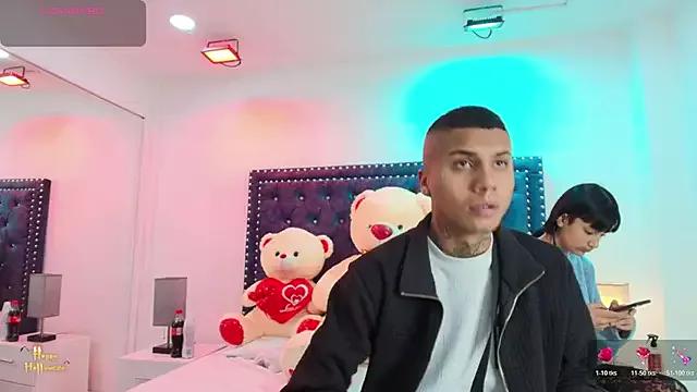 Damian_and_roxanne from StripChat is Freechat