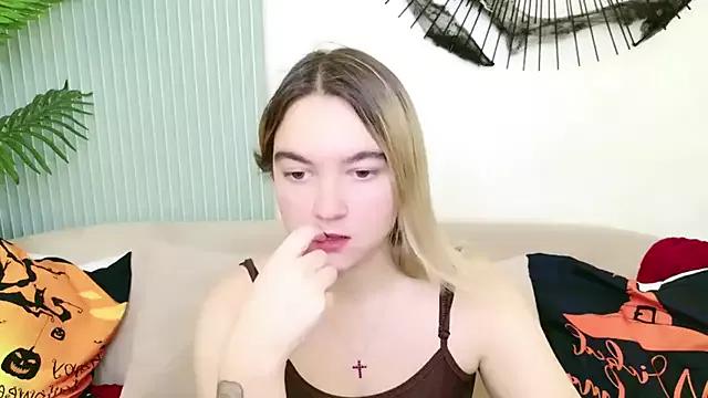 Discover our girls online shows and discover the company of countless livestreamers, with stunning shapes, sex toys and more.