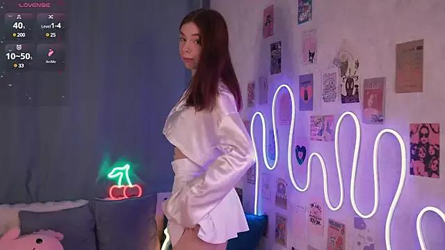 Discover our girls online shows and discover the company of countless livestreamers, with stunning shapes, sex toys and more.