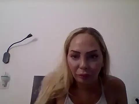 Discover our girls online shows and discover the company of countless livestreamers, with stunning shapes, sex toys and more.