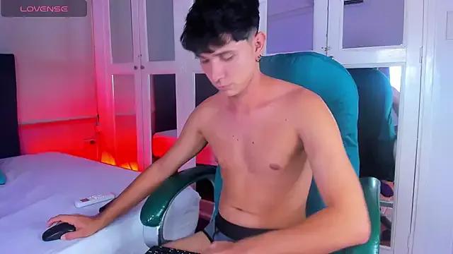 Discover our girls online shows and discover the company of countless livestreamers, with stunning shapes, sex toys and more.
