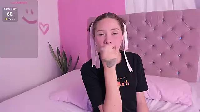 Discover our girls online shows and discover the company of countless livestreamers, with stunning shapes, sex toys and more.