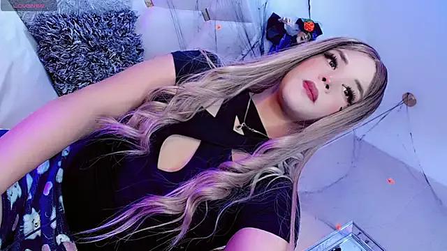 Discover our girls online shows and discover the company of countless livestreamers, with stunning shapes, sex toys and more.