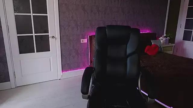 Discover our girls online shows and discover the company of countless livestreamers, with stunning shapes, sex toys and more.