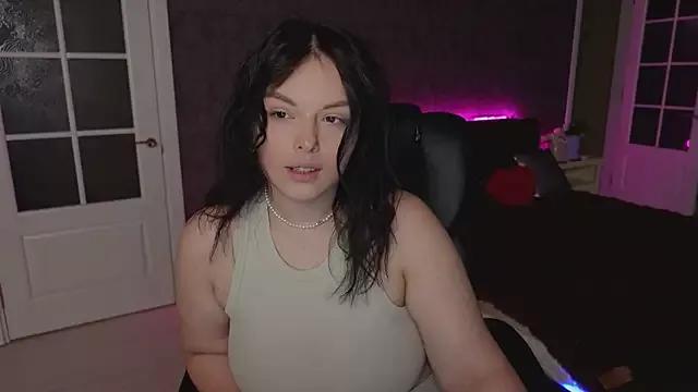 Discover our girls online shows and discover the company of countless livestreamers, with stunning shapes, sex toys and more.