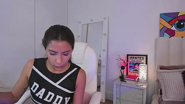 Discover our girls online shows and discover the company of countless livestreamers, with stunning shapes, sex toys and more.