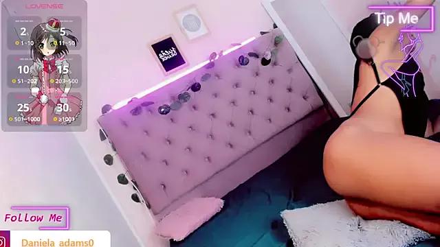 Discover our girls online shows and discover the company of countless livestreamers, with stunning shapes, sex toys and more.