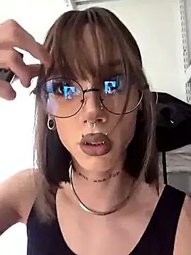 Discover our girls online shows and discover the company of countless livestreamers, with stunning shapes, sex toys and more.