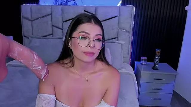 Discover our girls online shows and discover the company of countless livestreamers, with stunning shapes, sex toys and more.