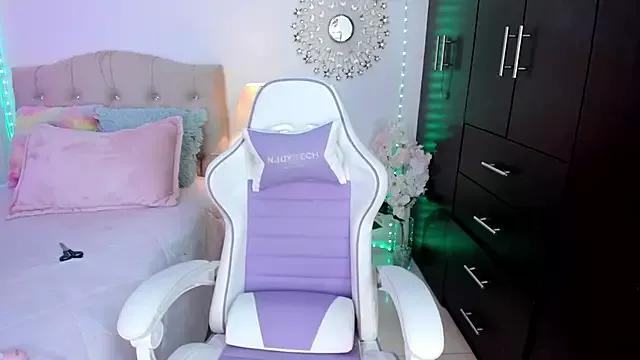 Discover our girls online shows and discover the company of countless livestreamers, with stunning shapes, sex toys and more.