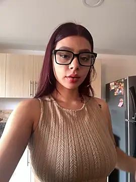 Discover our girls online shows and discover the company of countless livestreamers, with stunning shapes, sex toys and more.