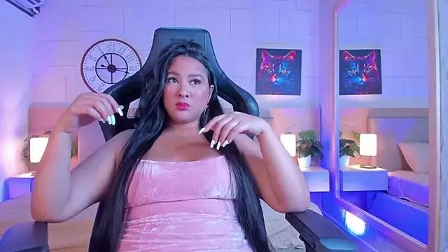 Discover our girls online shows and discover the company of countless livestreamers, with stunning shapes, sex toys and more.