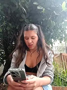 Discover our girls online shows and discover the company of countless livestreamers, with stunning shapes, sex toys and more.