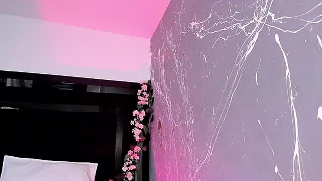 Discover our girls online shows and discover the company of countless livestreamers, with stunning shapes, sex toys and more.