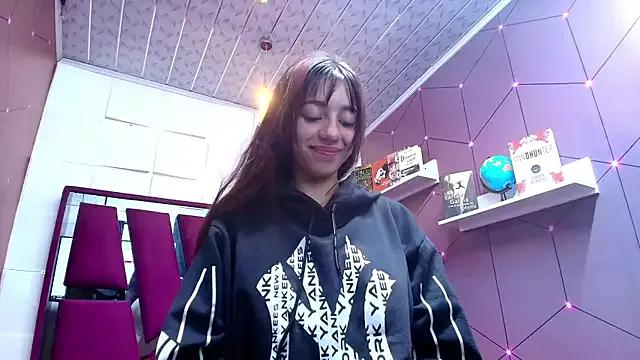 Discover our girls online shows and discover the company of countless livestreamers, with stunning shapes, sex toys and more.