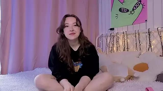 Discover our girls online shows and discover the company of countless livestreamers, with stunning shapes, sex toys and more.