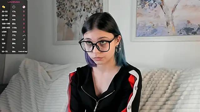 Discover our girls online shows and discover the company of countless livestreamers, with stunning shapes, sex toys and more.