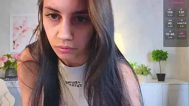 Discover our girls online shows and discover the company of countless livestreamers, with stunning shapes, sex toys and more.