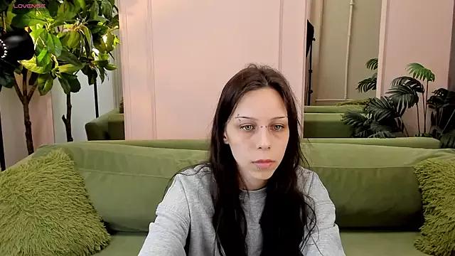 Discover our girls online shows and discover the company of countless livestreamers, with stunning shapes, sex toys and more.