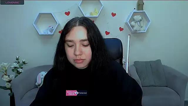 Discover our girls online shows and discover the company of countless livestreamers, with stunning shapes, sex toys and more.
