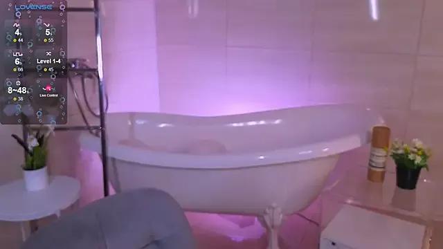 Discover our girls online shows and discover the company of countless livestreamers, with stunning shapes, sex toys and more.