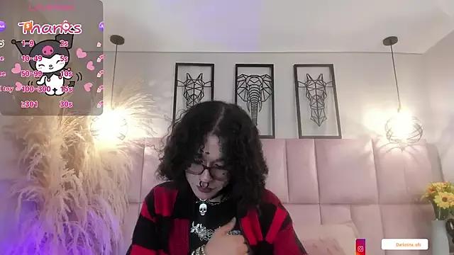 Discover our girls online shows and discover the company of countless livestreamers, with stunning shapes, sex toys and more.