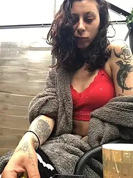 Discover our girls online shows and discover the company of countless livestreamers, with stunning shapes, sex toys and more.